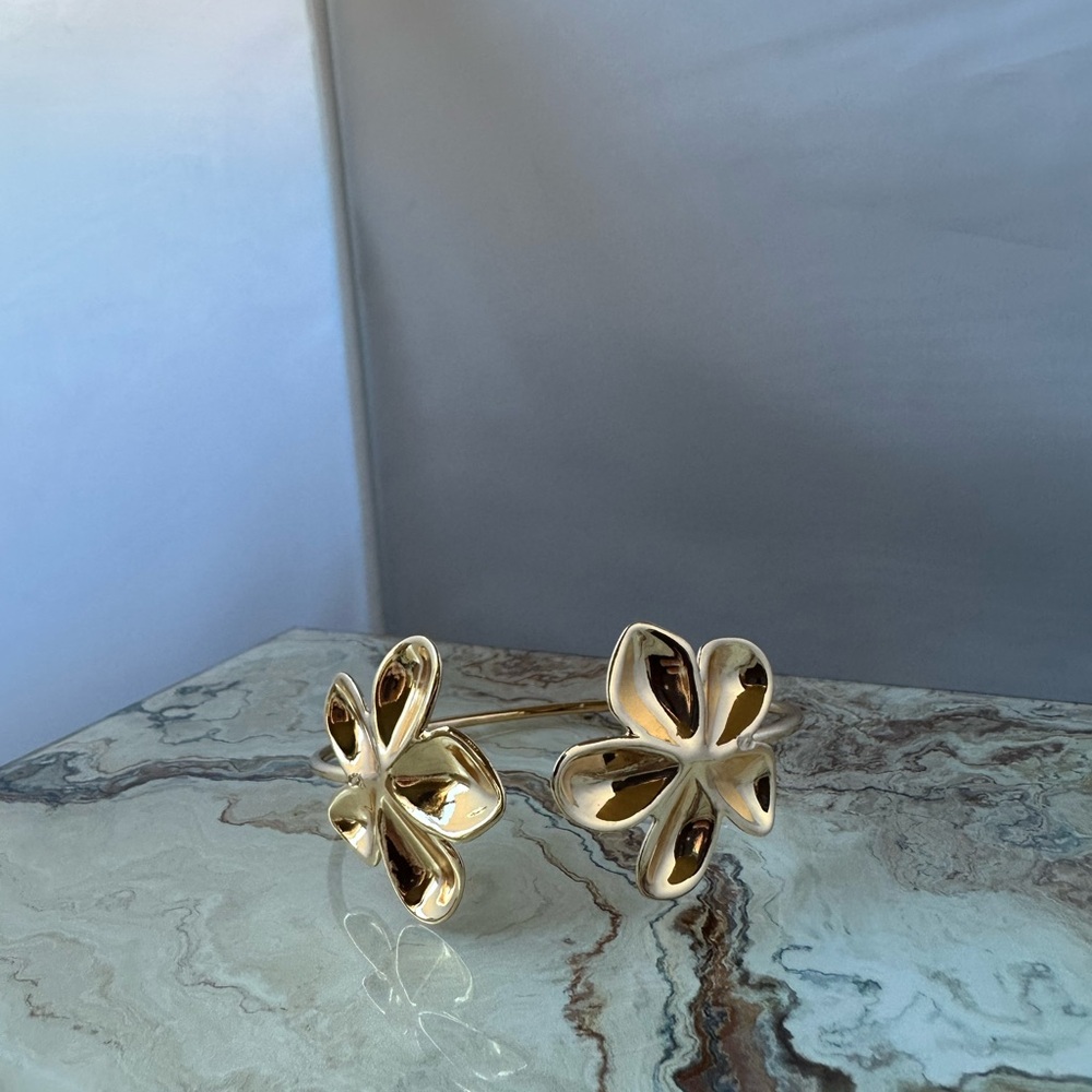 Elegant Gold Flower bracelet - Picture 3 of 3